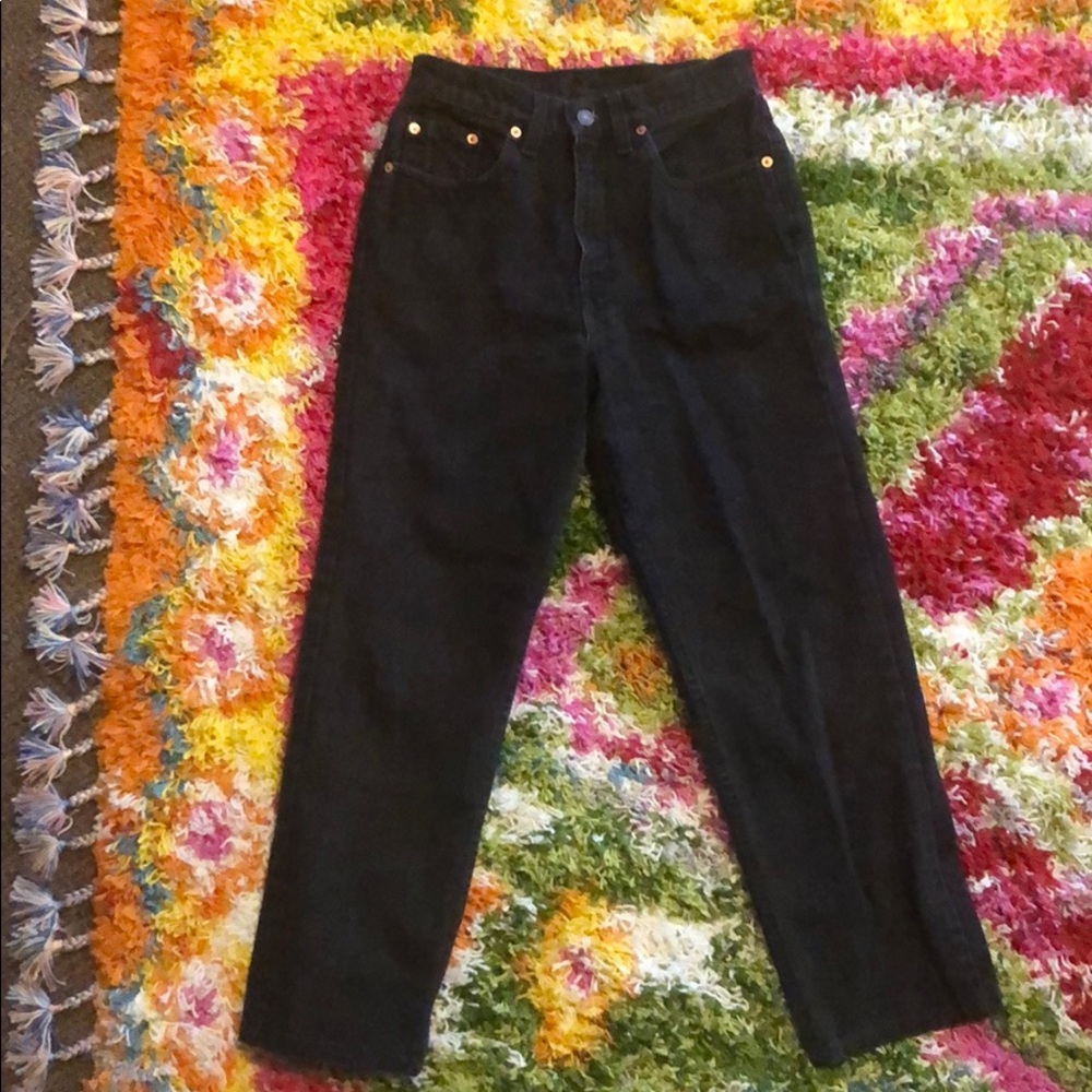 Black Levi’s mom jeans